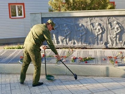 Сотрудники следственного управления благоустроили мемориал в Красноармейске